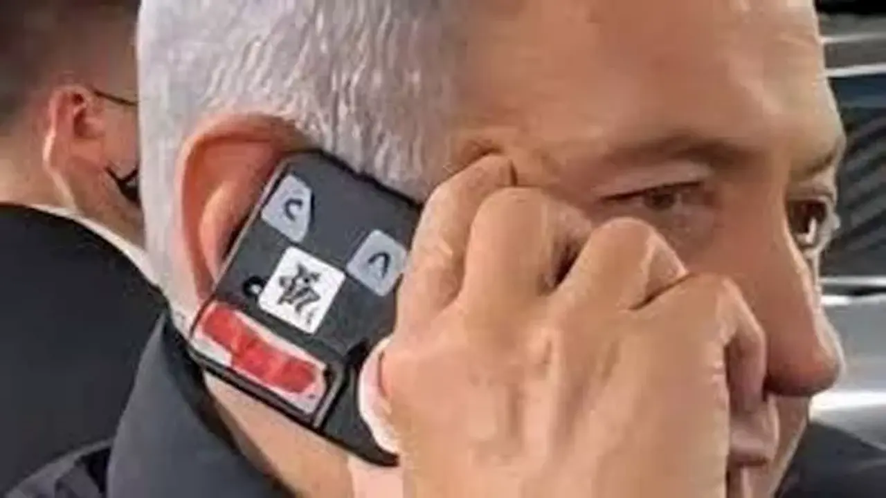 سر وضع بنيامين نتنياهو شريطاً لاصقاً مقاوماً للعبث على كاميرا هاتفه الشخصي